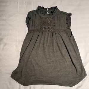 Cable & Gauge Ruffled sleeveless Gray/ green Top. Size Small petite
